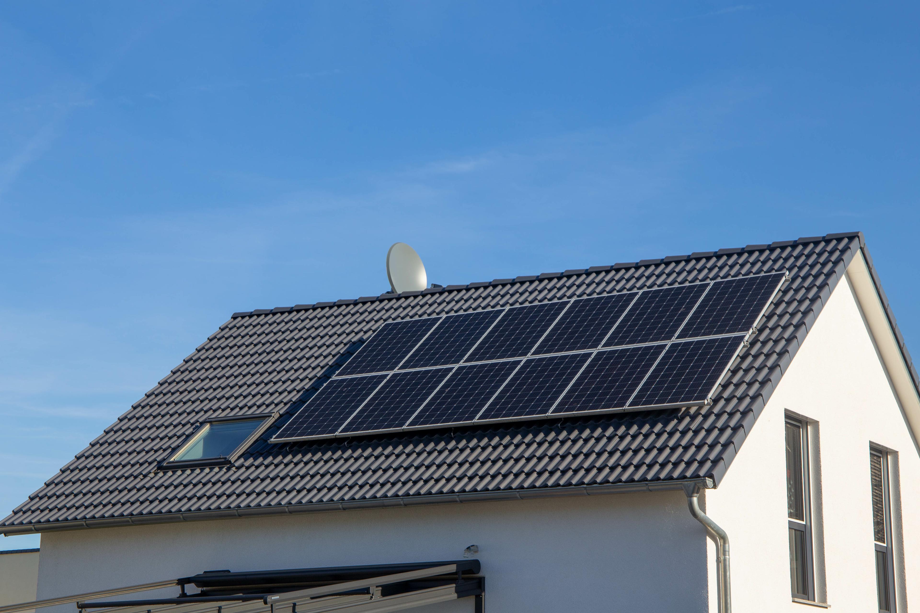 Solaranlage auf einem Wohnhausdach im Rhein-Main-Gebiet